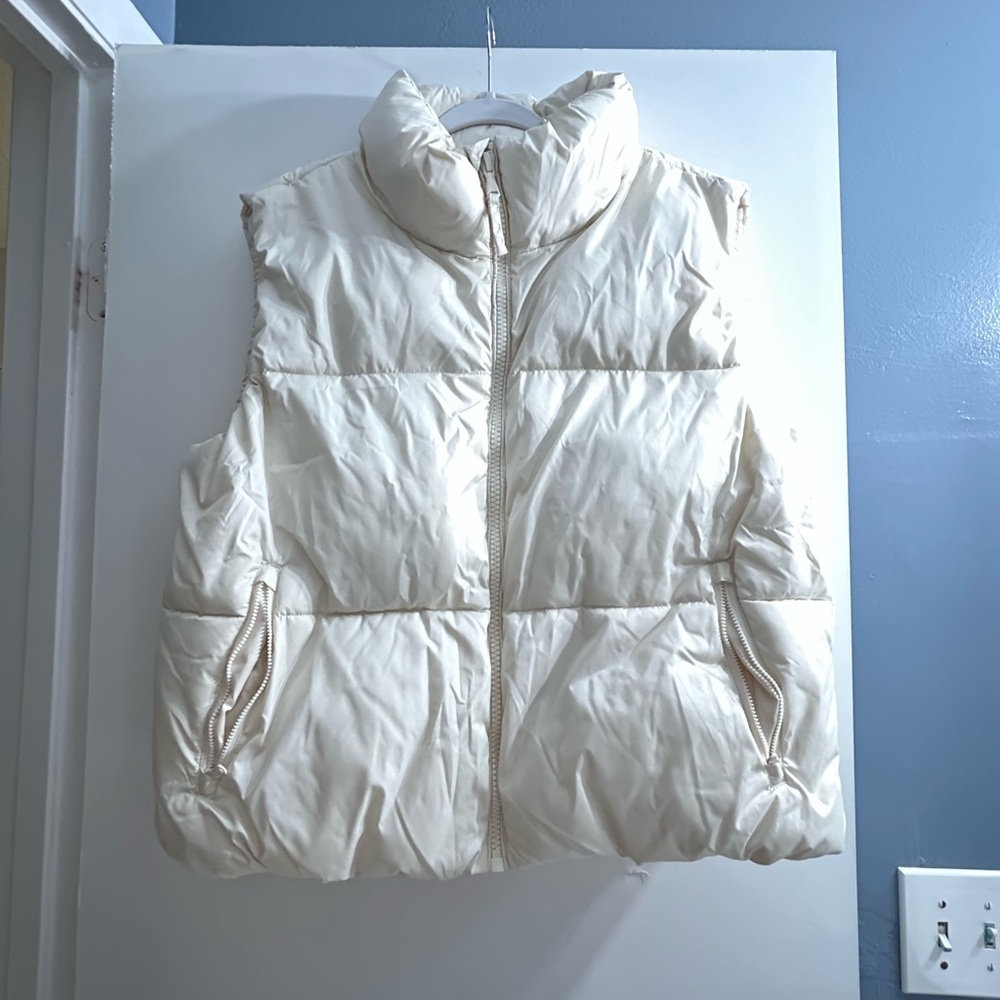 Old Navy Women's Off-White Puffer Vest
